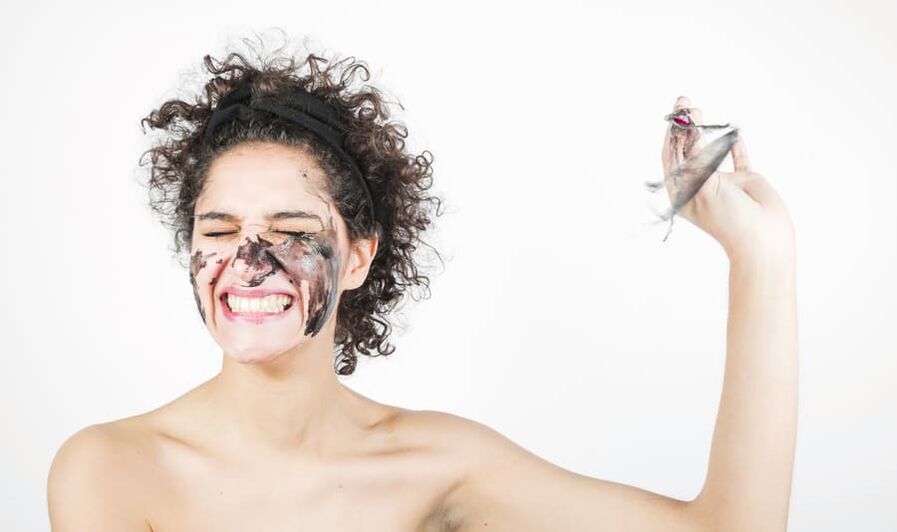אישה מבצעת טיפול עור פנים מחדש
