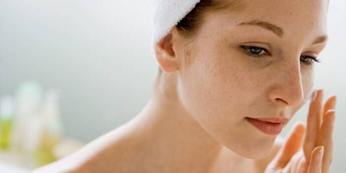 שימוש קבוע בשמנים אתריים להענקת לחות לעור הפנים